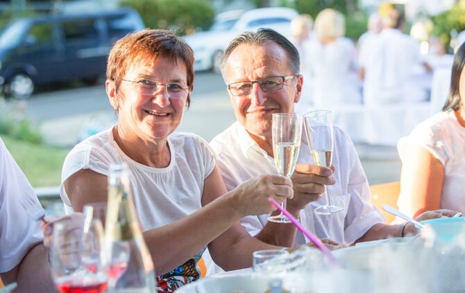 Die Projektgruppe Rathausvorplatz lud zum stilvollen „White Dinner“ / Genussvoller Sommerabend in der Ortschaftsmitte_4