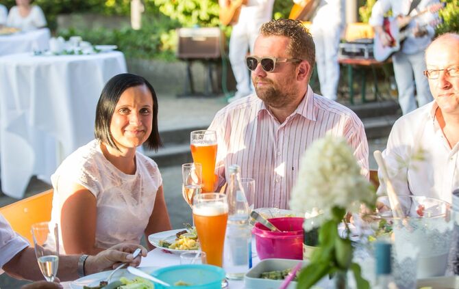 Die Projektgruppe Rathausvorplatz lud zum stilvollen „White Dinner“ / Genussvoller Sommerabend in der Ortschaftsmitte_5