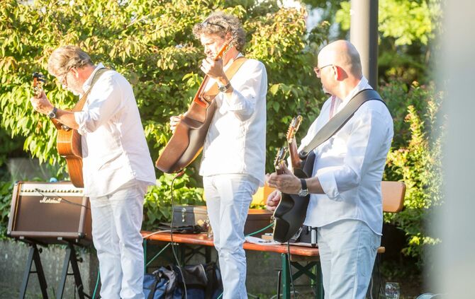 Die Projektgruppe Rathausvorplatz lud zum stilvollen „White Dinner“ / Genussvoller Sommerabend in der Ortschaftsmitte_6