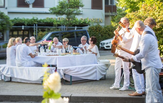 Die Projektgruppe Rathausvorplatz lud zum stilvollen „White Dinner“ / Genussvoller Sommerabend in der Ortschaftsmitte_7