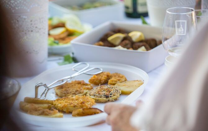 Die Projektgruppe Rathausvorplatz lud zum stilvollen „White Dinner“ / Genussvoller Sommerabend in der Ortschaftsmitte_8