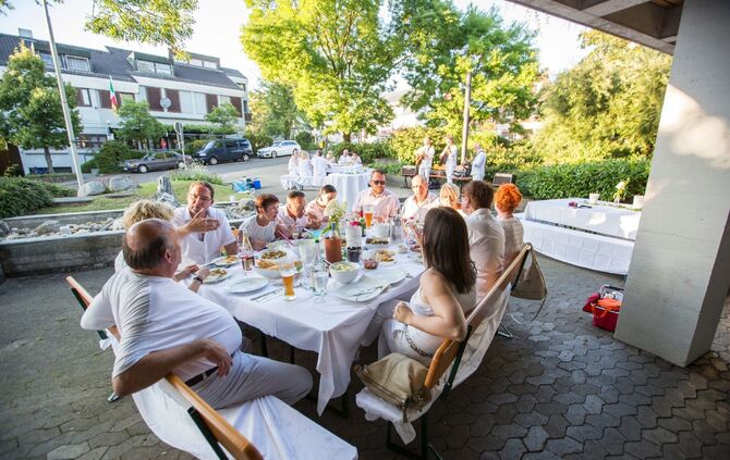 Die Projektgruppe Rathausvorplatz lud zum stilvollen „White Dinner“ / Genussvoller Sommerabend in der Ortschaftsmitte_10