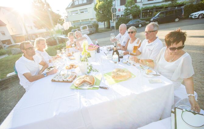 Die Projektgruppe Rathausvorplatz lud zum stilvollen „White Dinner“ / Genussvoller Sommerabend in der Ortschaftsmitte_11