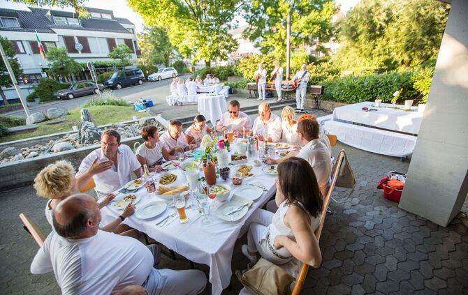 Die Projektgruppe Rathausvorplatz lud zum stilvollen „White Dinner“ / Genussvoller Sommerabend in der Ortschaftsmitte_12