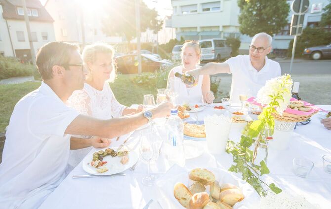 Die Projektgruppe Rathausvorplatz lud zum stilvollen „White Dinner“ / Genussvoller Sommerabend in der Ortschaftsmitte_13