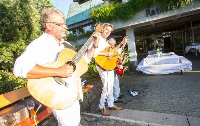 Die Projektgruppe Rathausvorplatz lud zum stilvollen „White Dinner“ / Genussvoller Sommerabend in der Ortschaftsmitte_14