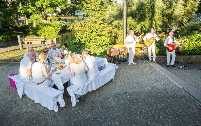 Die Projektgruppe Rathausvorplatz lud zum stilvollen „White Dinner“ / Genussvoller Sommerabend in der Ortschaftsmitte_15
