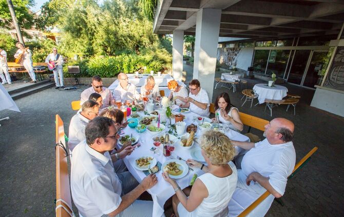 Die Projektgruppe Rathausvorplatz lud zum stilvollen „White Dinner“ / Genussvoller Sommerabend in der Ortschaftsmitte_16