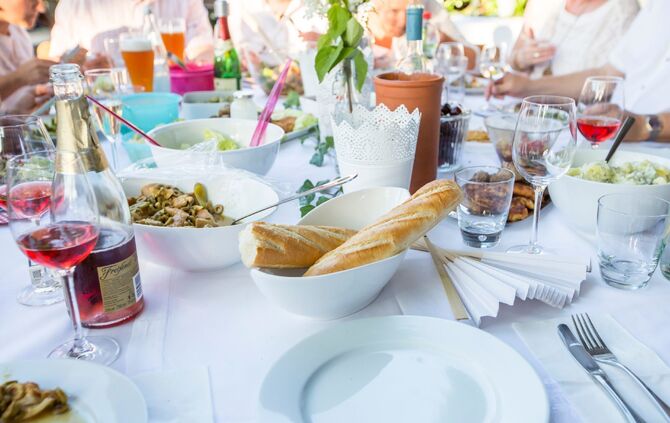 Die Projektgruppe Rathausvorplatz lud zum stilvollen „White Dinner“ / Genussvoller Sommerabend in der Ortschaftsmitte_17