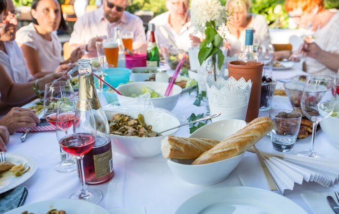 Die Projektgruppe Rathausvorplatz lud zum stilvollen „White Dinner“ / Genussvoller Sommerabend in der Ortschaftsmitte_18