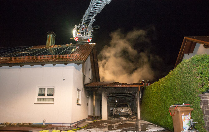 Garagenbrand weitete sich aus - Bild 10_10
