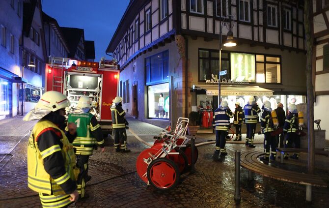 Mülltonnen brennen in der Innenstadt_0