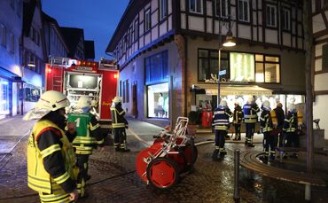 Mülltonnen brennen in der Innenstadt_0