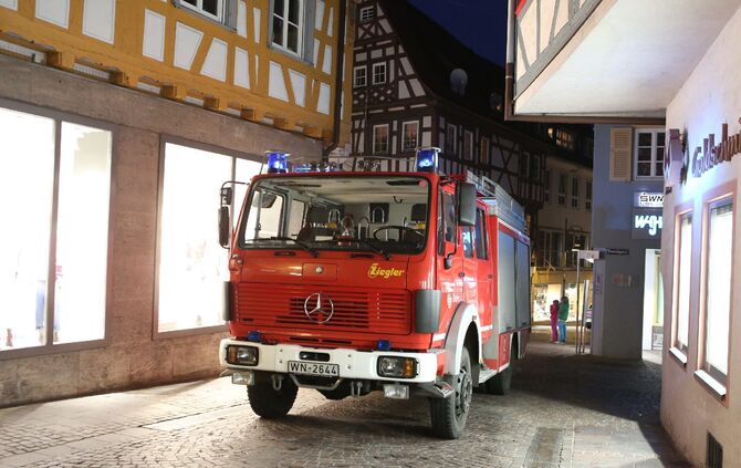 Mülltonnen brennen in der Innenstadt_2