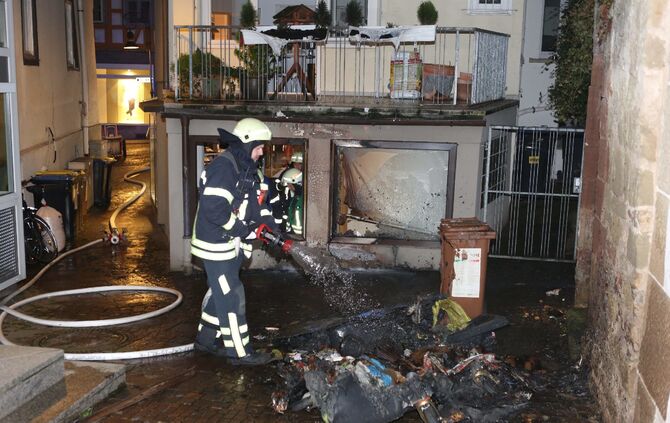 Mülltonnen brennen in der Innenstadt_4