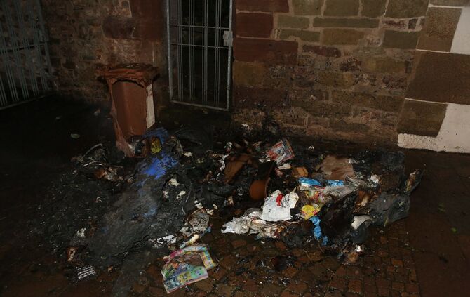Mülltonnen brennen in der Innenstadt_5