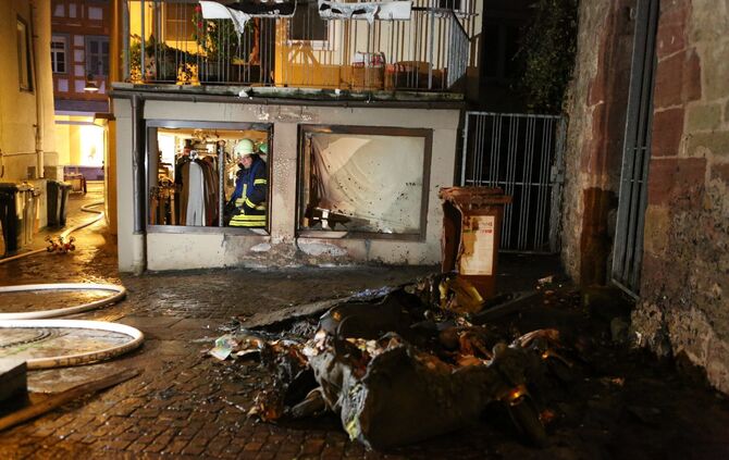 Mülltonnen brennen in der Innenstadt_6