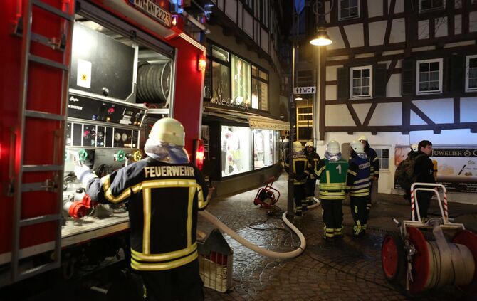 Mülltonnen brennen in der Innenstadt_8