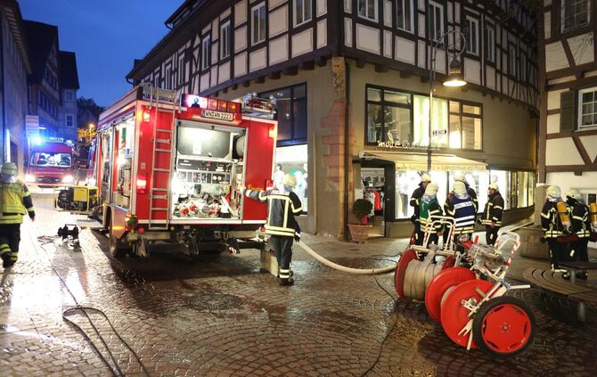 Mülltonnen brennen in der Innenstadt_9