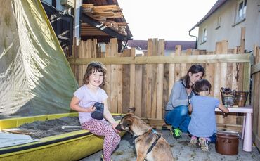 Bauernhof-Kita: Die Kinder Layla, Liya und Erzieherin Jennifer Schad haben Spaß, Waiblingen-Zillardtshof, 13.09.2021.