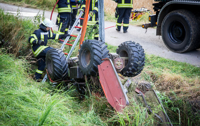 Traktor kippt auf Landwirt_2