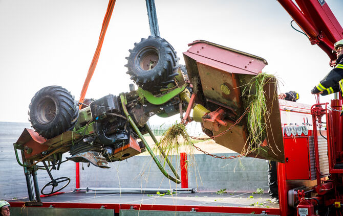 Traktor kippt auf Landwirt_3