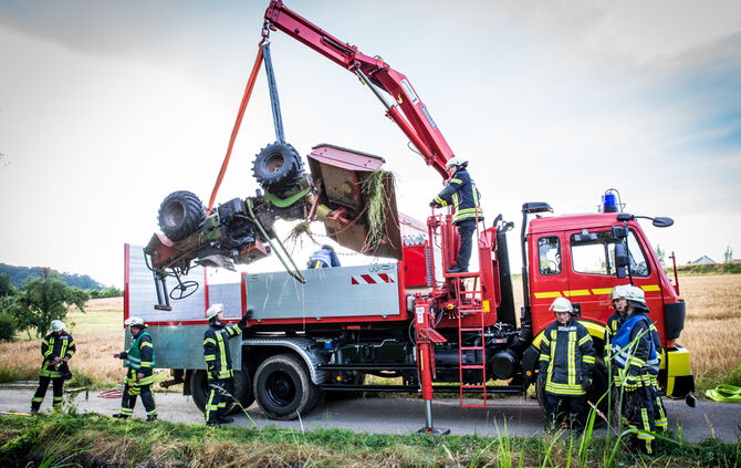 Traktor kippt auf Landwirt_4