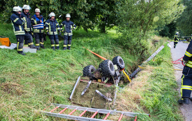 Traktor kippt auf Landwirt_6