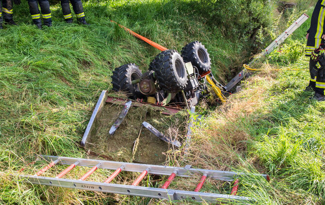 Traktor kippt auf Landwirt_8