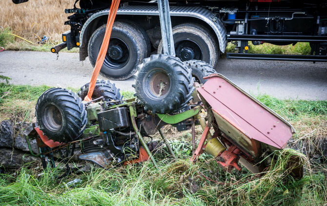 Traktor kippt auf Landwirt_9