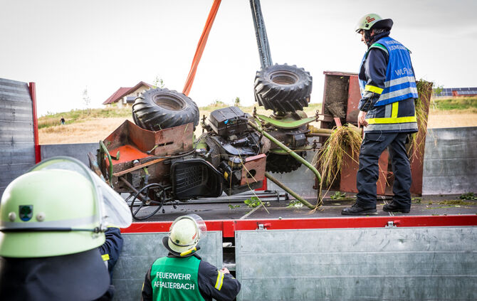 Traktor kippt auf Landwirt_10