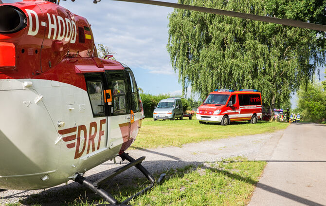 Traktor kippt auf Landwirt_11
