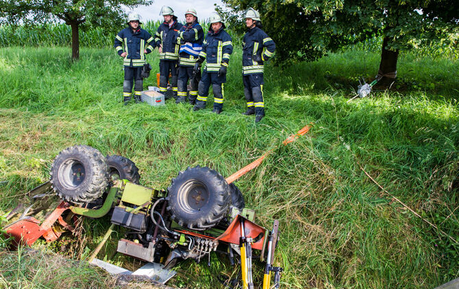 Traktor kippt auf Landwirt_12