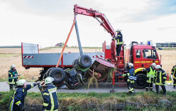Traktor kippt auf Landwirt_14