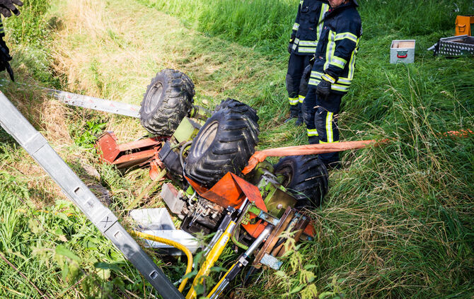 Traktor kippt auf Landwirt_16