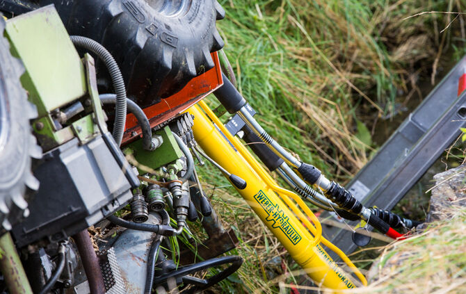Traktor kippt auf Landwirt_17