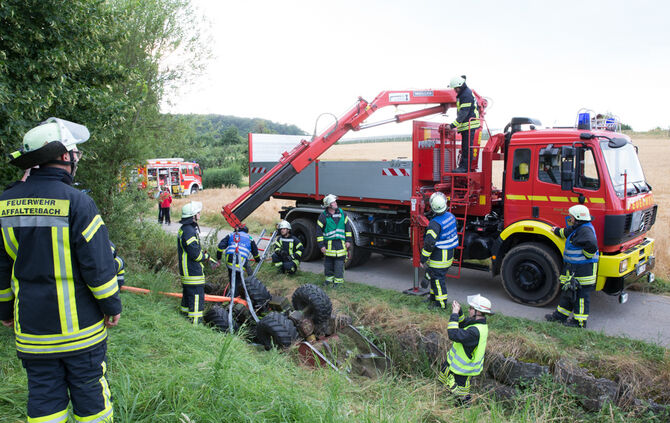 Traktor kippt auf Landwirt_19