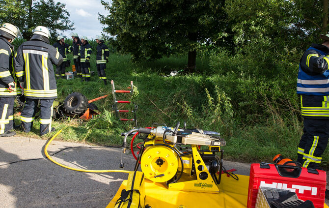 Traktor kippt auf Landwirt_20