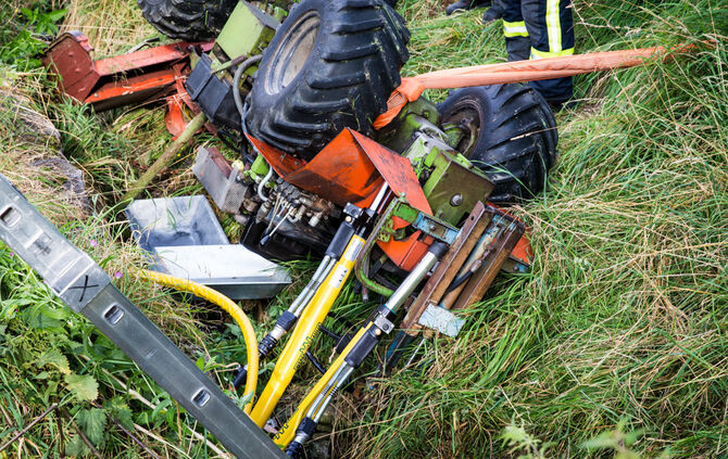 Traktor kippt auf Landwirt_25