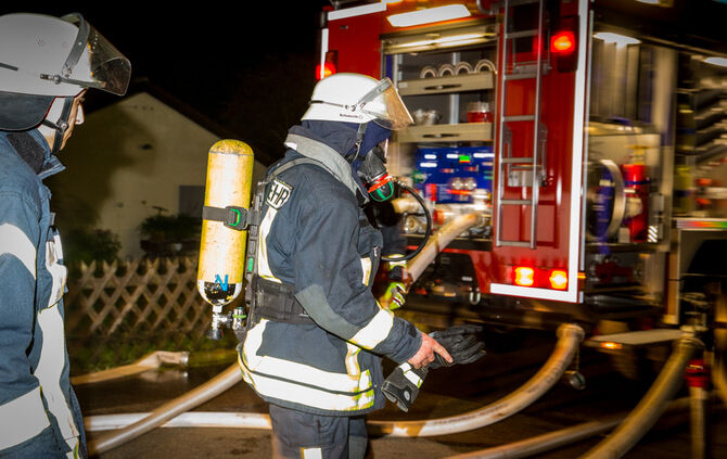 Zwei Leichtverletzte bei Schuppenbrand - Bild 09_0