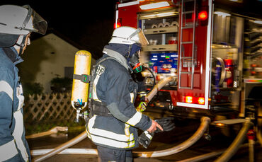 Zwei Leichtverletzte bei Schuppenbrand - Bild 09_0