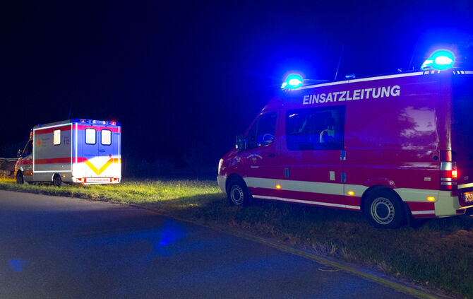 Zwei Leichtverletzte bei Schuppenbrand - Bild 02_3