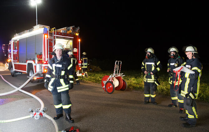 Zwei Leichtverletzte bei Schuppenbrand - Bild 03_4