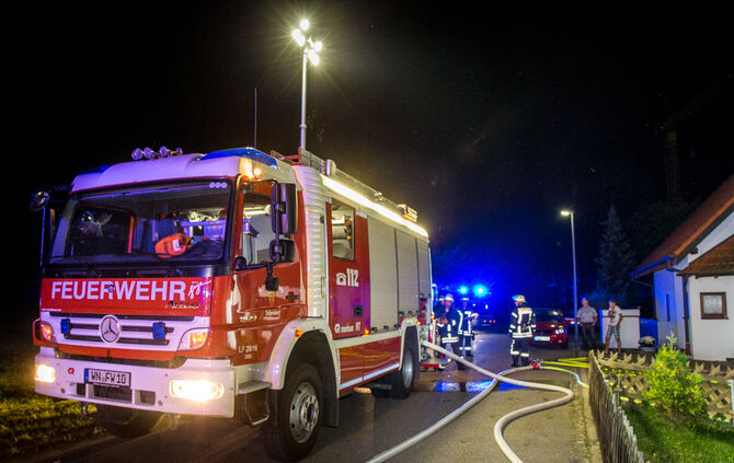 Zwei Leichtverletzte bei Schuppenbrand - Bild 04_5