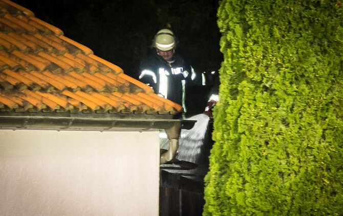 Zwei Leichtverletzte bei Schuppenbrand - Bild 06_6