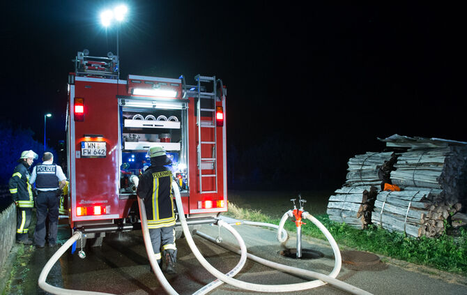Zwei Leichtverletzte bei Schuppenbrand - Bild 05_7