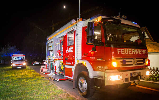Zwei Leichtverletzte bei Schuppenbrand - Bild 07_8