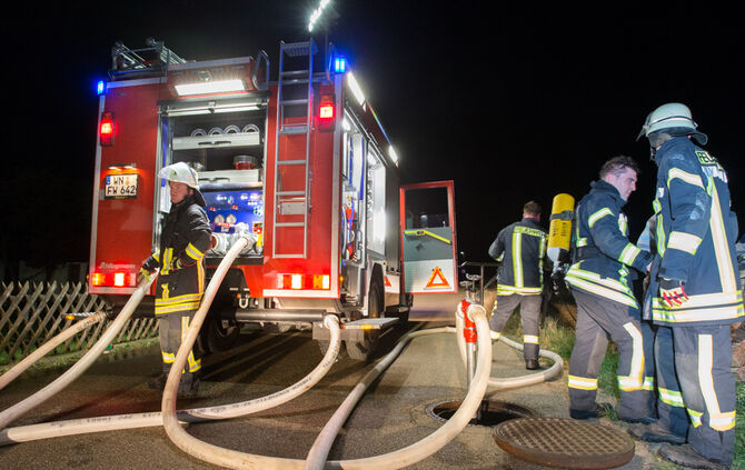 Zwei Leichtverletzte bei Schuppenbrand - Bild 10_9