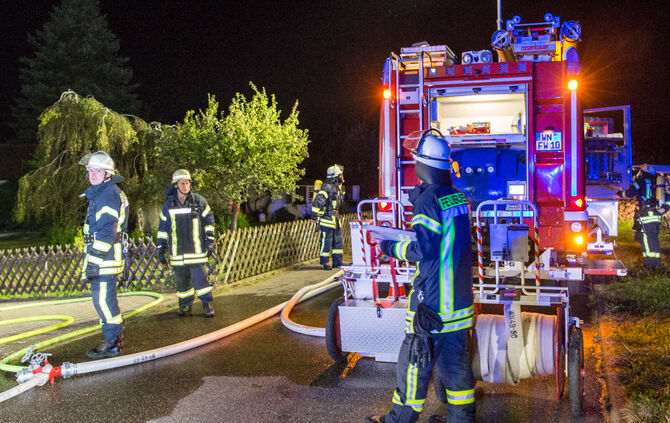 Zwei Leichtverletzte bei Schuppenbrand - Bild 11_10