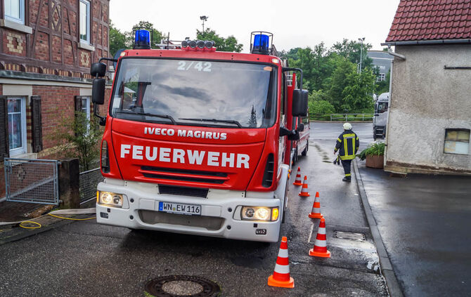 Vollgelaufene Keller beschaeftigen die Feuerwehr in Leutenbach - Bild 06_0